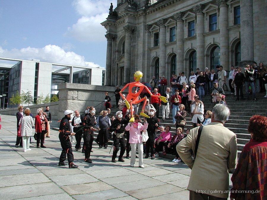 Künstlergruppe vor dem Reichstag