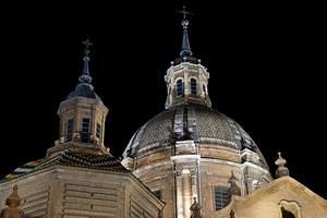 Basílica del Pilar at night