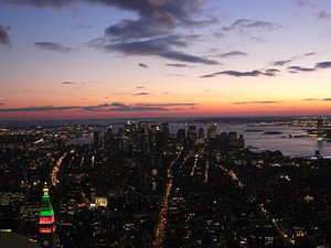 Die Aussicht vom Empire State Building abends auf Downtown