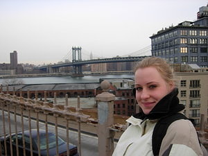 Sanne auf der Brooklyn Bridge