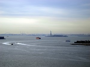 Die Freiheitsstatue, gesehen von der Brooklyn Bridge aus