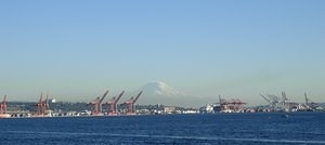 Mount Rainier hinter dem Frachthafen