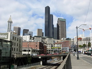 Die Skyline von Seattle, gesehen von Chinatown aus