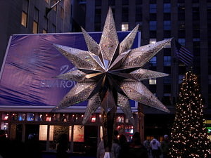 Kopie des Svarovski-Sterns am Rockefeller Center. Der echte ist mit Diamanten besetzt und auf der Spitze des Weihnachtsbaumes.