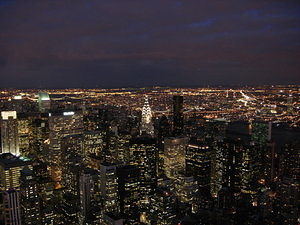 Die Aussicht vom Empire State Building abends - in der Mitte das Chrysler Building