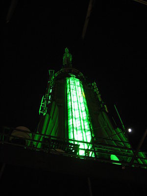 Die beleuchtete Spitze des Empire State Building