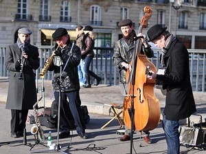 Street musicians at the Seine