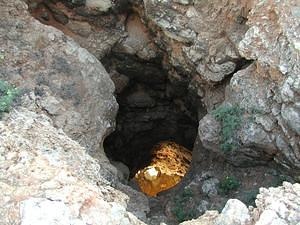 Eine von der Sonne beleuchtete Höhle